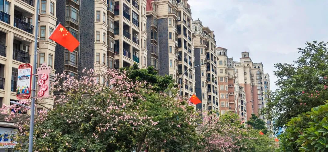 Kaiping：The national flag flutters and the flowers are full of flowers to welcome the National Day with a strong atmosphere