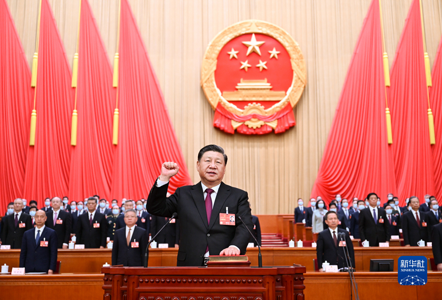 新當選的國家主席、中央軍委主席習近平進行憲法宣誓